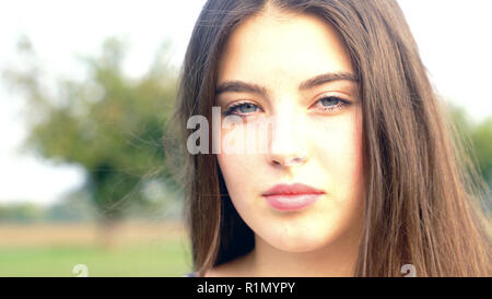 Portrait d'une belle adolescente de 14 ans aux yeux bleus Banque D'Images