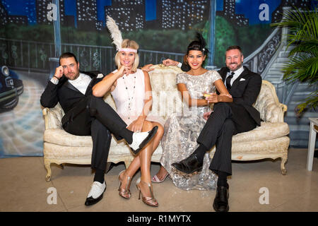 Deux couples se faisant passer à un "grand Gatsby" soirée à thème, Naples, Florida, USA Banque D'Images