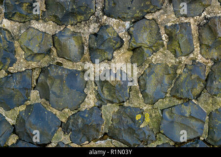 Mur de roche calcaire carrière faite de gros rochers texture pattern background Banque D'Images