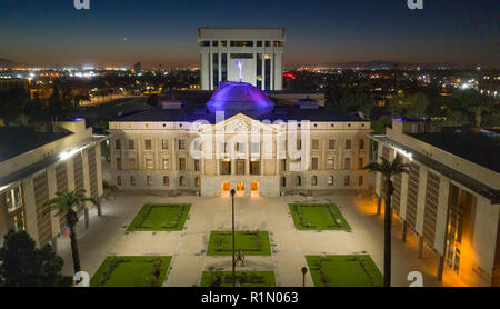 Lumière bleue illumine le toit du bâtiment du Capitole de l'Arizona à Phoenix États-Unis Banque D'Images