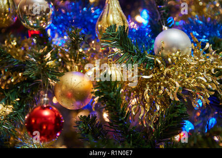 Les boules de Noël sur un arbre de Noël. Décorations et lumières accrocher sur un arbre de Noël. Banque D'Images