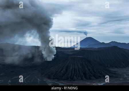 L'éruption du volcan Bromo sur l'île de Java en Indonésie Banque D'Images