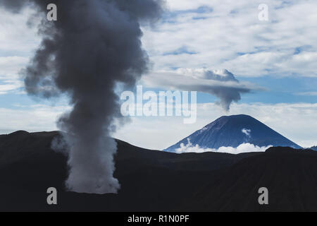 L'éruption du volcan Bromo sur l'île de Java en Indonésie Banque D'Images