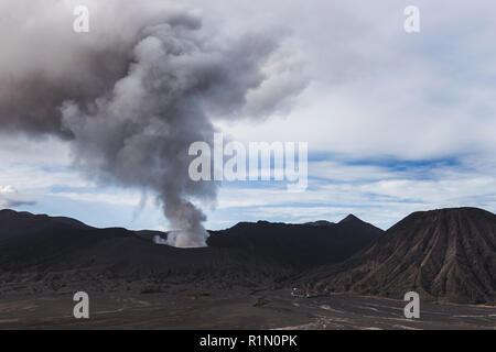 L'éruption du volcan Bromo sur l'île de Java en Indonésie Banque D'Images