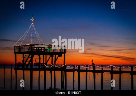 Les lumières de Noël ornent un dock sur la plage Coden, 24 décembre 2013, dans l'Alabama, Coden. Banque D'Images