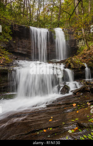 Grassy Creek Falls, petite Suisse, Caroline du Nord. Banque D'Images