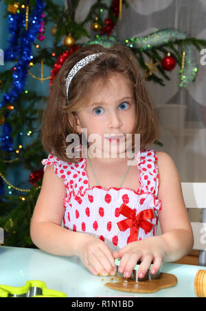 Petite fille baking Christmas Cookies Banque D'Images