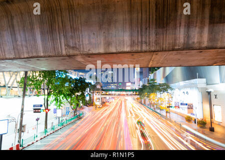 8 novembre, 2018 : BANGKOK, THAÏLANDE - longue exposition à la lumière la nuit intersection Ratchaprasong (Siam) Thaïlande Banque D'Images