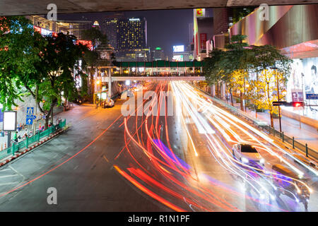 8 novembre, 2018 : BANGKOK, THAÏLANDE - longue exposition à la lumière la nuit intersection Ratchaprasong (Siam) Thaïlande Banque D'Images