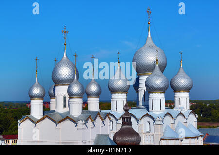 Dômes de cathédrale de l'Assomption et l'église de la résurrection à Rost Banque D'Images