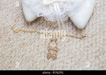 Bel ensemble d'accessoires de mariage. Matin de la mariée. Chaussures blanches. Banque D'Images