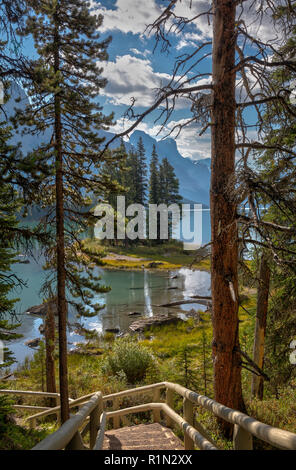 Célèbre Spirit Island situé sur le lac Maligne dans le parc national Jasper, Alberta Canada. Banque D'Images