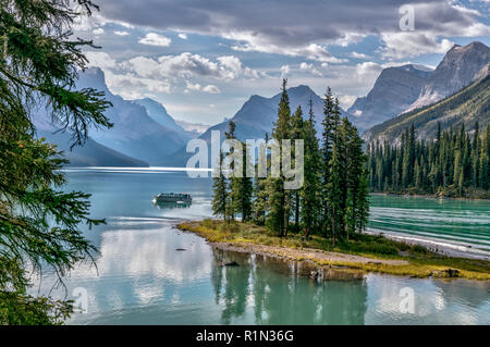 Célèbre Spirit Island situé sur le lac Maligne dans le parc national Jasper, Alberta Canada. Banque D'Images