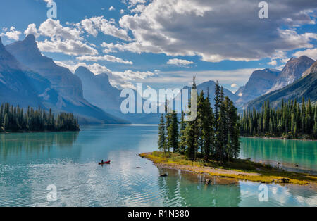 Célèbre Spirit Island situé sur le lac Maligne dans le parc national Jasper, Alberta Canada. Banque D'Images