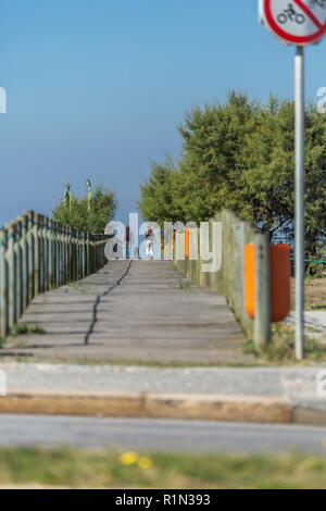 Leca da Palmeira / Porto / Portugal - 1004 2018 : deux femmes et un chien marchant et parlant sur les piétons passerelle en bois, de la végétation et le ciel comme Banque D'Images