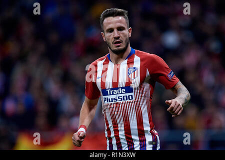 MADRID, ESPAGNE - 06 novembre : Saul Niguez de l'Atletico de Madrid a l'air sur le groupe pendant un match de la Ligue des Champions entre le Club Atlético de Madrid et le Borussia Dortmund à l'Estadio Metropolitano de Wanda, le 6 novembre 2018 à Madrid, Espagne. (MB) Banque D'Images