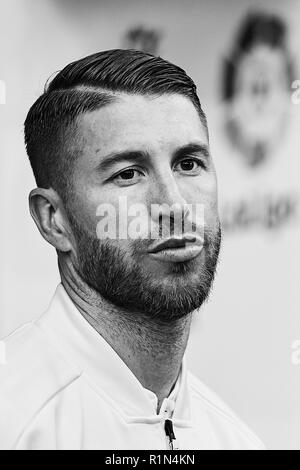 Barcelone, Espagne - 28 OCTOBRE : (NOTE DU RÉDACTEUR : l'image a été convertie en noir et blanc) Sergio Ramos du Real Madrid CF cherche sur avant le match de la Liga entre le FC Barcelone et le Real Madrid au Camp Nou le 28 octobre 2018 à Barcelone, Espagne. David Aliaga/MO Media Banque D'Images