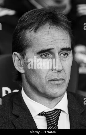 Barcelone, Espagne - 28 OCTOBRE : (NOTE DU RÉDACTEUR : l'image a été convertie en noir et blanc) Julen Lopetegui entraîneur-chef du Real Madrid CF cherche sur avant le match de la Liga entre le FC Barcelone et le Real Madrid au Camp Nou le 28 octobre 2018 à Barcelone, Espagne. David Aliaga/MO Media Banque D'Images