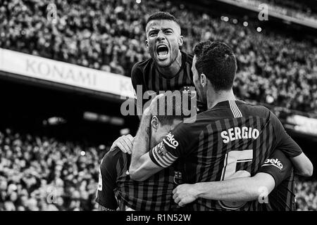 Barcelone, Espagne - 28 OCTOBRE : (NOTE DU RÉDACTEUR : l'image a été convertie en noir et blanc) Rafinha (C) du FC Barcelone célèbre un but avec ses coéquipiers Luis Suarez (L) et Sergio Busquets durant la match de la Liga entre le FC Barcelone et le Real Madrid au Camp Nou le 28 octobre 2018 à Barcelone, Espagne. David Aliaga/MO Media Banque D'Images