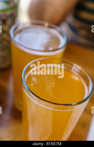 Close up de deux grands verres de bière sur une table dans un restaurant. Banque D'Images