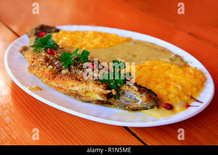 Frit avec banusz la truite. Plat d'une truite poêlée et banusz avec soupe aux champignons. Délicieux plat Banque D'Images