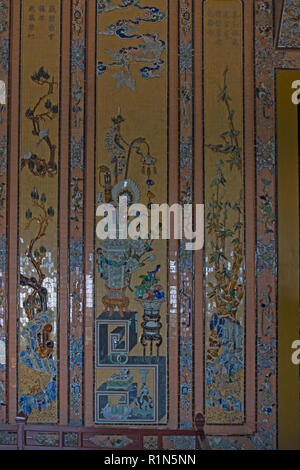 Décoration murale en tombeau de Khai Dịnh Mausolée Ung officiellement situé dans Chau Chu montagne près de Hue Vietnam Asie construit pour l'Empereur Khai Dinh douzième o Banque D'Images