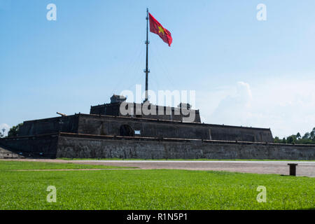 La tour du drapeau de la Citadelle ville de Hue ancienne capitale impériale du Vietnam. Banque D'Images