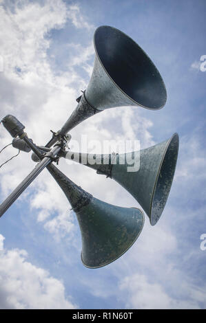 Tannoy haut-parleurs de la sonorisation contre un ciel bleu à Ewelme Show, Oxfordshire Banque D'Images