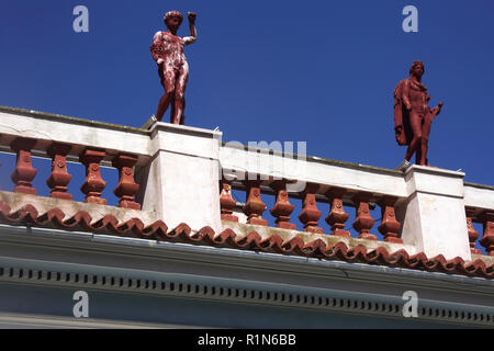 L'île de Kéa Grèce Ioulidha Ancien hôtel de ville construit en 1902 l'École de musique maintenant des statues d'argile d'Apollon et Hermès sur le toit Banque D'Images