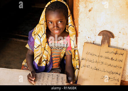 La jeune fille et le Coran. Le Cameroun. Banque D'Images