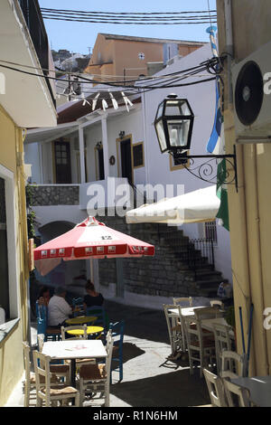 L'île de Kéa Grèce Ioulidha café grec dans la rue étroite Banque D'Images