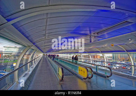 La passerelle du terminal à l'aéroport de Manchester, Ringway, Greater Manchester, Angleterre. UK. Banque D'Images