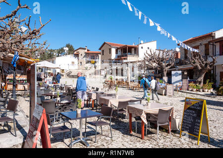 Tavernes dans Omodos Square, Omodos (montagnes Troodos), Limassol District, République de Chypre Banque D'Images