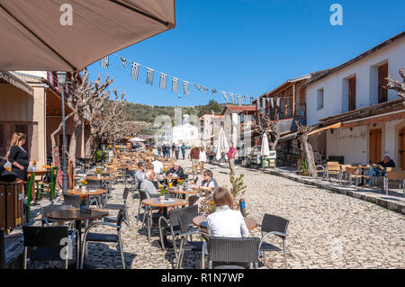 Tavernes dans Omodos Square, Omodos (montagnes Troodos), Limassol District, République de Chypre Banque D'Images