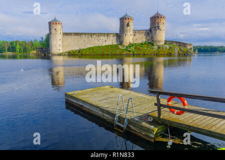 Vue sur le château d'Olavinlinna, à Savonlinna, Finlande. C'est un 15e siècle château de trois tours Banque D'Images