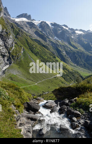 Sur la montagne avec rivière à Furenalp sur Engelberg sur les Alpes Suisses Banque D'Images