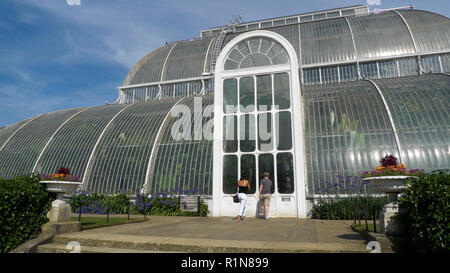 Les visiteurs à l'entrée de la Palm House au Royal Botanic Garden de Kew Gardens à Richmond, London England UK KATHY DEWITT Banque D'Images