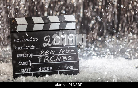 2019, nouvelle année tendances sur movie clapper, abstract bokeh lumières fond Banque D'Images