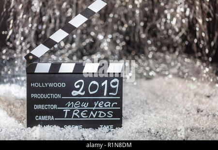 2019, nouvelle année tendances sur movie clapper, abstract bokeh lumières fond Banque D'Images