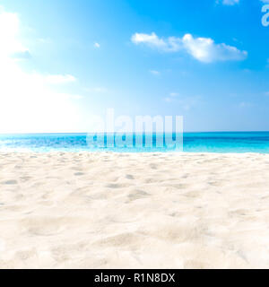 Sur la mer à partir de la plage tropicale avec ciel ensoleillé. Fond de plage tropicale vide. Horizon avec ciel et sable blanc. Format carré de sable mer concept sky Banque D'Images