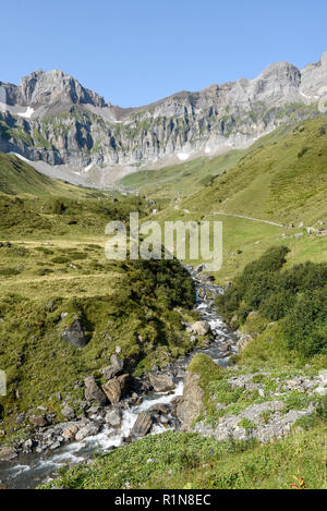 Sur la montagne avec rivière à Furenalp sur Engelberg sur les Alpes Suisses Banque D'Images