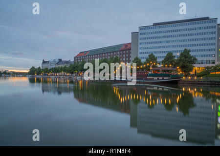 Vue du coucher de soleil d'kaisaniemenlahti bay, à Helsinki, Finlande Banque D'Images