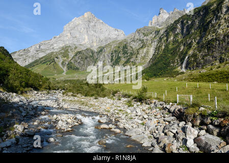 Sur la montagne avec rivière à Furenalp sur Engelberg sur les Alpes Suisses Banque D'Images