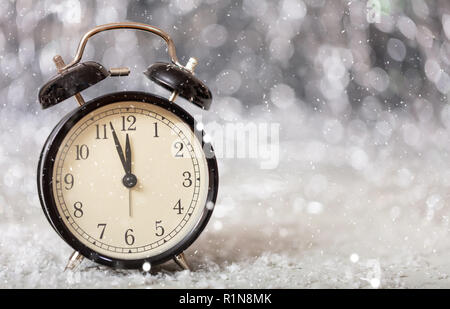 Compte à rebours du Nouvel An. Minutes à minuit un réveil vintage, copy space Banque D'Images