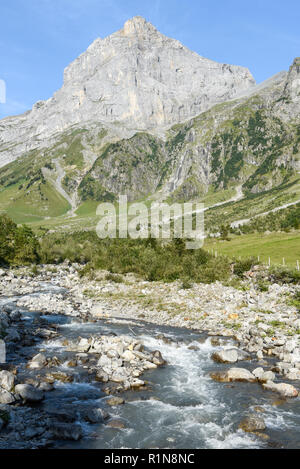 Sur la montagne avec rivière à Furenalp sur Engelberg sur les Alpes Suisses Banque D'Images