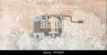 Mécanisme de boîte à musique de Noël sur la neige, contre les feux et bokeh abstract background glitter, bannière Banque D'Images