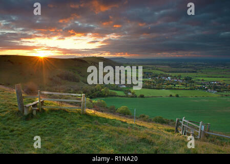 Le village de Fulking, vu de Devil's Dyke pendant le coucher du soleil, England, UK Banque D'Images