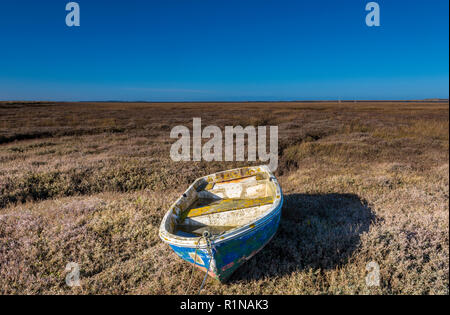 Une vieille barque en bois sur les vasières et marais sur le côté de l'estuaire à morston à Norfolk. morston quay et creek. Banque D'Images