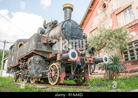 Vieille locomotive yougoslave près de la vieille gare de chemin de fer dans la ville de Vrsac Serbie est de l'Europe Banque D'Images