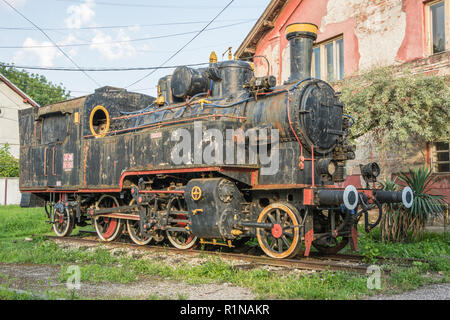 Vieux train yougoslave près de la vieille gare ferroviaire de la ville de Vrsac Serbie dans l'Europe de l'Est Banque D'Images